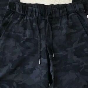 LULULEMON CAMO ON THE FLY PANT - Size 6